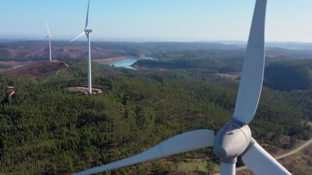 Generación de electricidad verde limpia a partir de generadores de turbinas eólicas en la zona montañosa portuguesa. El cuidado del medio ambiente y la naturaleza. — Vídeo de stock