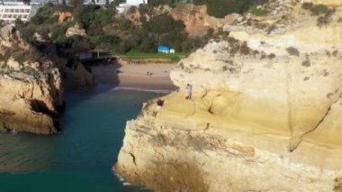 Güzel Portekiz plajları kayalık kumlu sahiller ve güneydeki Algarve 'de turistler için saf kum manzarası..