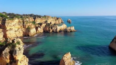 Güzel Portekiz plajları kayalık kumlu sahiller ve güneydeki Algarve 'de turistler için saf kum manzarası..
