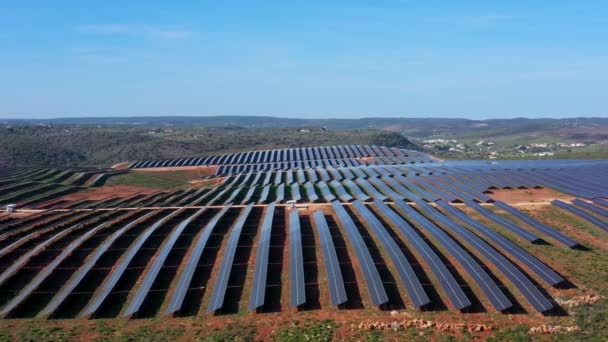 美しい生態系の電気を作成するために太陽電池と巨大なポルトガルのフィールドの空中ビュー。ヨーロッパの南ポルトガル. — ストック動画