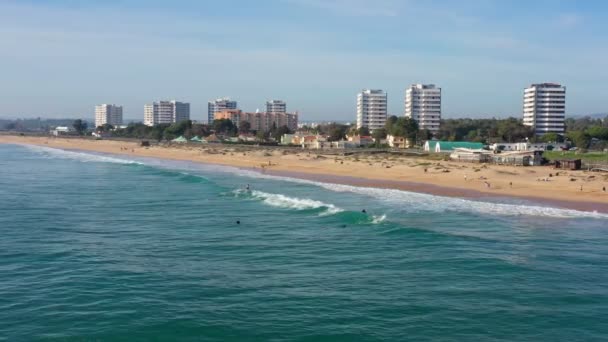 Letecký pohled na krásné portugalské pláže s turisty surfaři stravování v Algarve na jihu. Paddleboard — Stock video