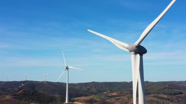 Menghasilkan listrik hijau bersih dari generator turbin angin di daerah pegunungan Portugis. Mengurus lingkungan dan alam. — Stok Video