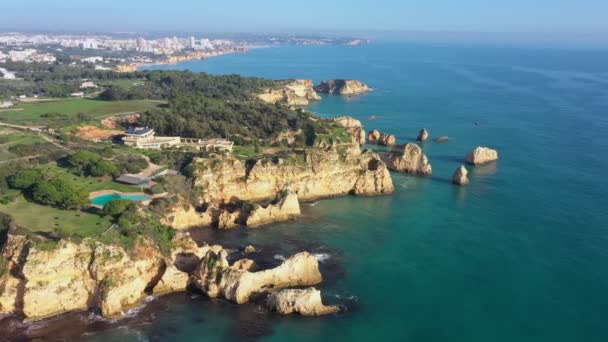 Vue aérienne de belles plages portugaises avec des rivages rocheux et du sable pur pour les touristes loisirs dans l'Algarve au sud. — Video