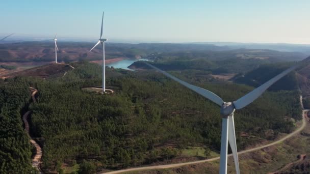 Tiszta zöld villamos energia előállítása szélerőmű-generátorokból a portugál hegyvidéken. Portugália déli része. — Stock videók