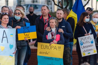 FARO-PORTUGAL - 27 Şubat 2022 Ukrayna 'nın işgaline karşı savaş karşıtı protestolar veya mitingler. Karton pankartlı, pankartlı, bayraklı göstericiler. SAVAŞ yok.