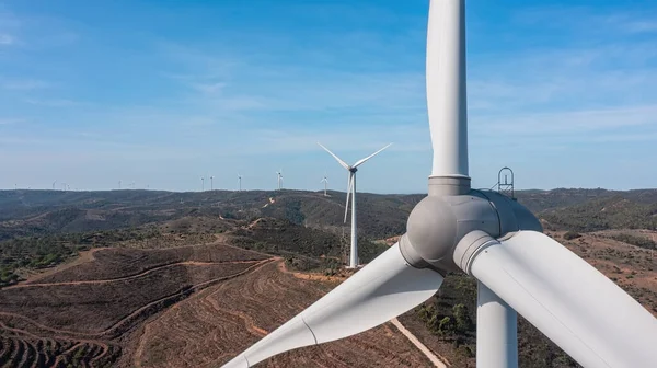 空中ビュー風力タービンポルトガルの山の背景に優しい再生可能エネルギーの概念をエコ. — ストック写真