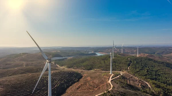 Letecký pohled Větrná turbína ekologické obnovitelné energie koncept na pozadí portugalských hor. Slunečný den — Stock fotografie