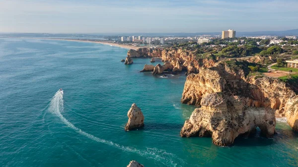 Widok z lotu ptaka pięknych portugalskich plaż z kamienistymi piaszczystymi brzegami i czystym piaskiem dla turystów rekreacyjnych w Algarve na południu. — Zdjęcie stockowe