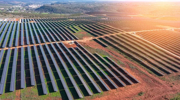 Vista aérea do campo com painéis solares fotovoltaicos conceito de energia renovável eco-friendly. Dia ensolarado — Fotografia de Stock