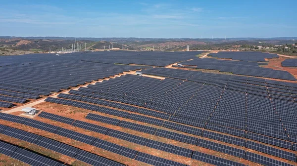 太陽光パネル付きのフィールドの空中ビューに環境に優しい再生可能エネルギーの概念. — ストック写真