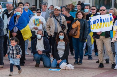 FARO-PORTUGAL - 27 Şubat 2022 Ukrayna 'nın işgaline karşı savaş karşıtı protestolar veya mitingler. Karton pankartlı, pankartlı, bayraklı göstericiler. SAVAŞ yok.