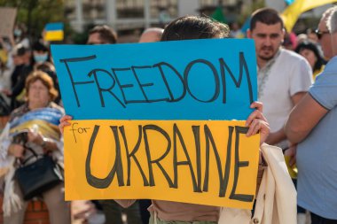 FARO-PORTUGAL - 27 Şubat 2022 Ukrayna 'nın işgaline karşı savaş karşıtı protestolar veya mitingler. Karton pankartlı, pankartlı, bayraklı göstericiler. Özgürlük Ukrayna