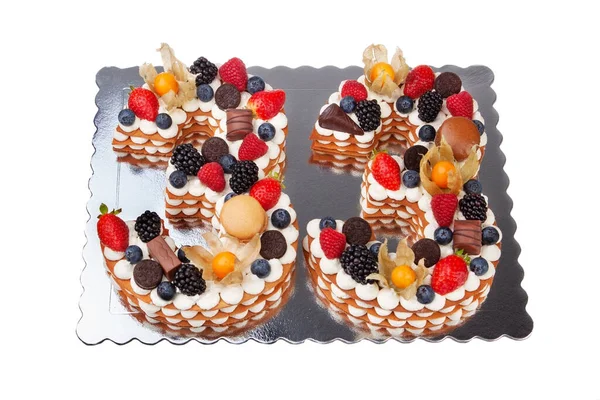 白い背景に果物やベリーから33番で作られた創造的な誕生日ケーキ。大きな背景. — ストック写真