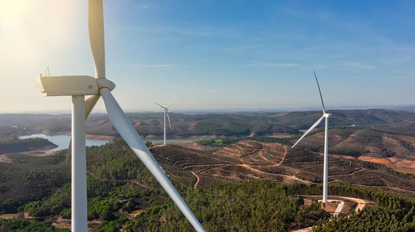 Letecký pohled Větrná turbína ekologické obnovitelné energie koncept na pozadí portugalských hor. Slunečný den — Stock fotografie