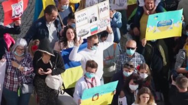 FARO-PORTUGAL - 27 Şubat 2022 Ukrayna 'nın işgaline karşı savaş karşıtı protestolar veya mitingler. Karton pankartlı, pankartlı, bayraklı göstericiler. SAVAŞ yok.