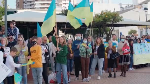 FARO-PORTUGALIA - 27 lutego 2022 r.: Antywojenny protest lub Rajd przeciwko inwazji Ukrainy. Demonstranci z kartonowymi transparentami i tablicami, flagami. Nie ma wojny.. — Wideo stockowe