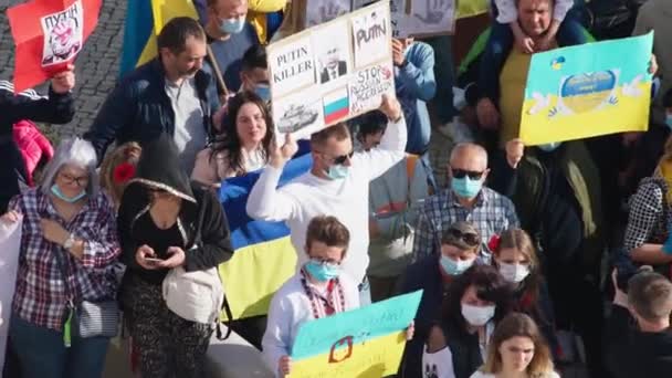 FARO-PORTUGAL - 27 de febrero de 2022: Protesta contra la guerra o manifestación contra la invasión de Ucrania. Manifestantes con pancartas y tableros de cartón, banderas. NO GUERRA. — Vídeo de stock