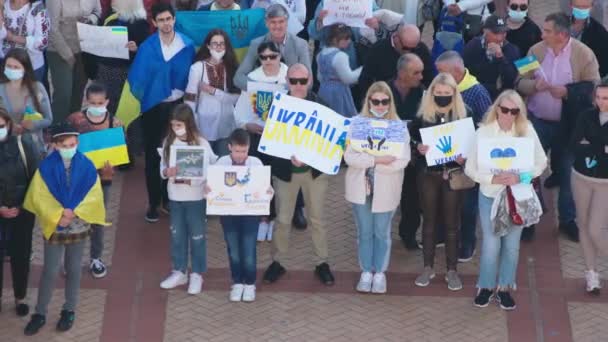 FARO-PORTUGAL - 27. Februar 2022: Antikriegsprotest oder Kundgebung gegen die Invasion der Ukraine. Demonstranten mit Pappbannern und -tafeln, Fahnen. Kein Krieg. — Stockvideo