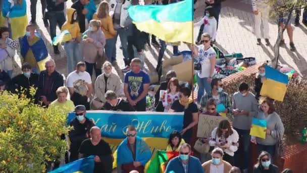 FARO-PORTUGAL - 27 februari 2022: Anti-oorlogsprotest of demonstratie tegen de invasie van Oekraïne. Demonstratoren met kartonnen spandoeken en -borden, vlaggen. Geen oorlog.. — Stockvideo