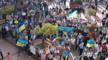 FARO-PORTUGAL - 27 Şubat 2022 Ukrayna 'nın işgaline karşı savaş karşıtı protestolar veya mitingler. Karton pankartlı, pankartlı, bayraklı göstericiler. SAVAŞ yok.