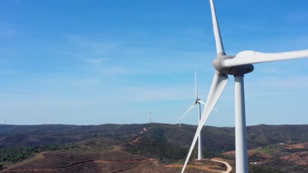 Erzeugung sauberen grünen Stroms aus Windenergieanlagen in der portugiesischen Bergregion. Sorge für Umwelt und Natur. — Stockvideo