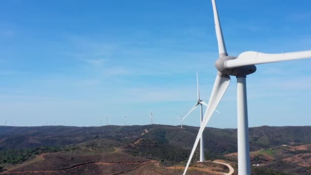 Gerar electricidade verde limpa a partir de geradores de turbinas eólicas na zona montanhosa portuguesa. Cuidar do meio ambiente e da natureza. — Vídeo de Stock