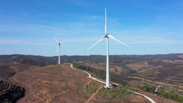 Gerar electricidade verde limpa a partir de geradores de turbinas eólicas na zona montanhosa portuguesa. Cuidar do meio ambiente e da natureza. — Vídeo de Stock