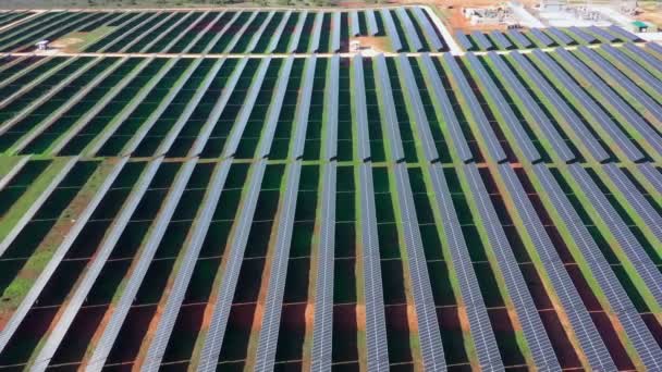 깨끗 한 생태학적 전기를 만들기 위해 태양 광전지가 달린 포르투갈의 거대 한 들판을 공중에서 바라본 것이다. 유럽의 남부 포르투갈. — 비디오