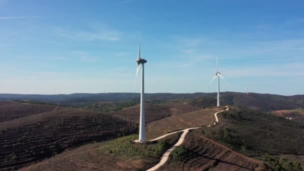 Tiszta zöld villamos energia előállítása szélerőmű-generátorokból a portugál hegyvidéken. A környezet és a természet gondozása. — Stock videók