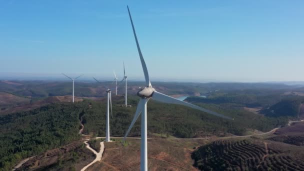 포르투갈 산악 지역의 풍력 발전기에서 청록색 전기를 깨끗하게 공급 한다. 환경 과 자연을 돌봄. — 비디오