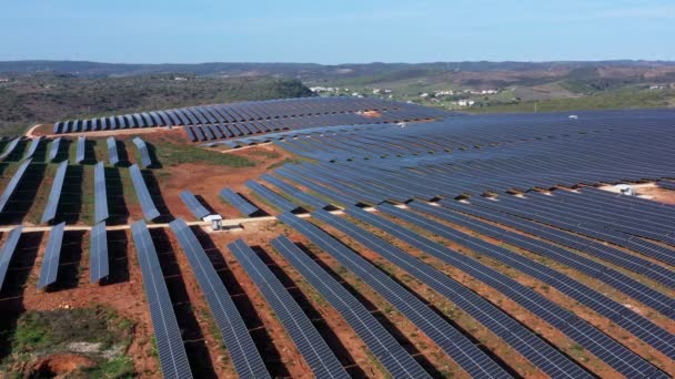 Güneş fotovoltaik pillerle temiz ekolojik elektrik üretmek için dev Portekiz sahalarının havadan görünüşü. Avrupa 'nın Güney Portekizi. — Stok video