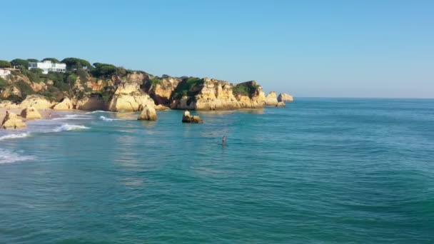 Güzel Portekiz plajları kayalık kumlu sahiller ve güneydeki Algarve 'de turistler için saf kum manzarası.. — Stok video