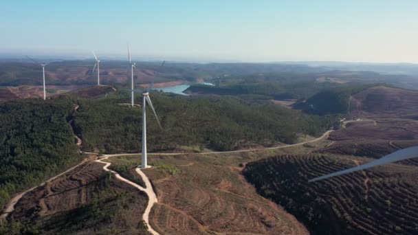 Generación de electricidad verde limpia a partir de generadores de turbinas eólicas en la zona montañosa portuguesa. Sur de Portugal. — Vídeo de stock