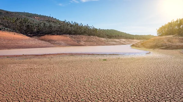 低水と乾燥した土地の風景を事前に、ポルトガルの貯水池で深刻な干ばつ。生態系の災害、土壌脱水。砂漠や干ばつ, — ストック写真