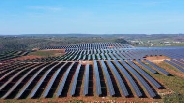 Güneş fotovoltaik pillerle temiz ekolojik elektrik üretmek için dev Portekiz sahalarının havadan görünüşü. Avrupa 'nın Güney Portekizi.