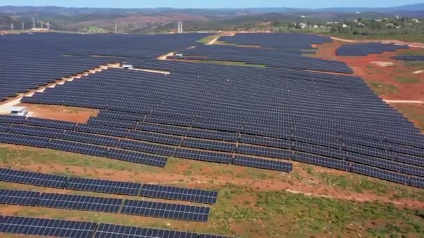 Vista aérea de campos gigantes portugueses com baterias solares fotovoltaicas para criar eletricidade ecológica limpa. Portugal da Europa. — Vídeo de Stock