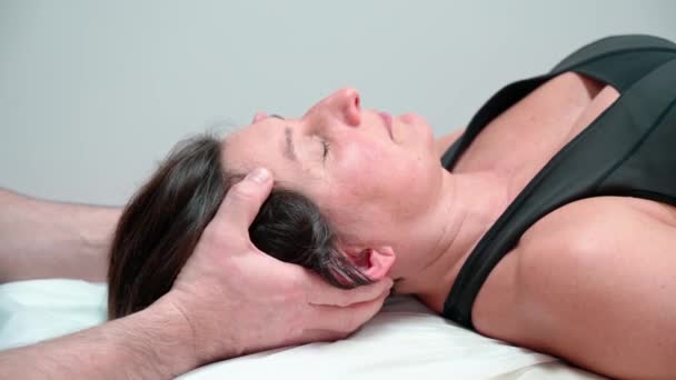 Чоловіча хіропрактична остеопатія лікує пацієнта від болю в шиї. Фізіотерапія та лікування шийного хребта . — стокове відео
