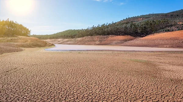Paysage de basses eaux et de terres sèches à l'avance, sécheresse sévère dans le réservoir du Portugal. Catastrophe écologique, déshydratation du sol. désert, sécheresse, — Photo