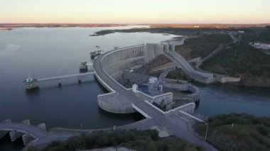 Portekiz hidroelektrik santrali Alqueva Gölü hava manzaralı barajında. Gün batımında
