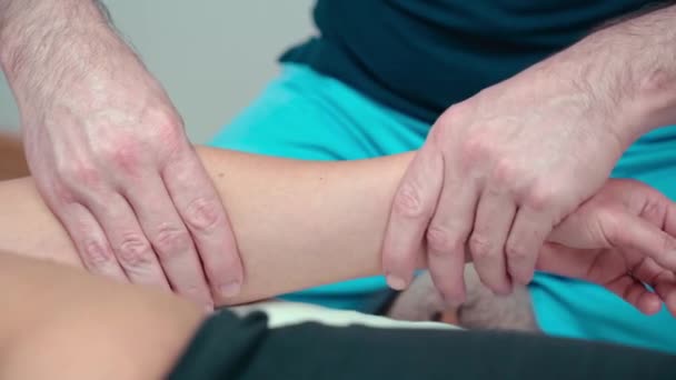 Ortopedie osteopatică face terapie de masaj pentru restabilirea brațului mâinii după o leziune. Fizioterapia unei mâini feminine. Close-up. — Videoclip de stoc