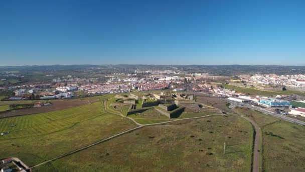 Aerial drone view of Fort Nossa Senhora da Graca in Elvas on Monte da Graca Portugal. Всесвітня спадщина ЮНЕСКО в Алентежу — стокове відео