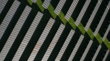 Yenilenebilir elektrik üretmek için güneş pilleri olan güneş enerjisi çiftliğinin havadan görünüşü. İspanya 'da enerji tasarrufu ve alternatif güç kaynakları kavramı, kapatın