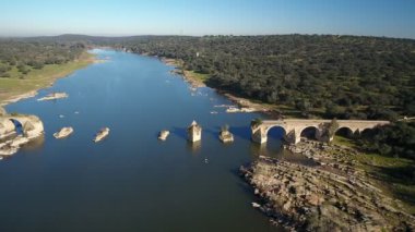 Elvas Portekiz ile Olivenza İspanya ve tarihi Ajuda Köprüsü arasındaki Guadiana sınır nehrinin havadan görünüşü. Terk edilmiş Ajuda Köprüsü insansız hava aracı görüntüsü yok edildi