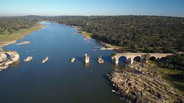 Vista aérea del río fronterizo Guadiana entre Elvas Portugal y Olivenza España y el histórico Puente de Ajuda. Destruido abandonado puente de Ajuda drone vista aérea — Vídeo de stock