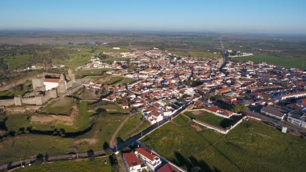 Havadan. Evora 'nın Mourao ilçesinden ve köyünden manzara. Portekiz. Alentejo 'da kulesi olan bir kale girişi. — Stok video