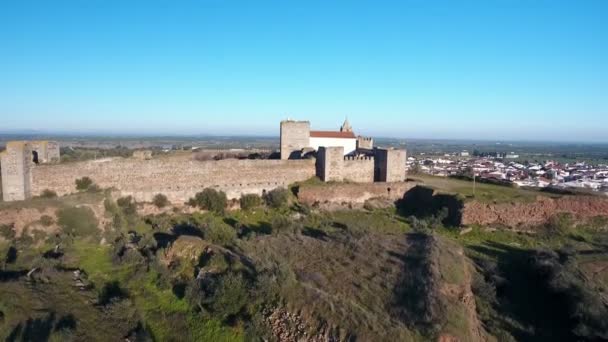 Aérea. Vista desde arriba pueblo y castillo Mourao distrito Evora. Portugal. Entrada de fachada de castillo con torre en Alentejo — Vídeos de Stock