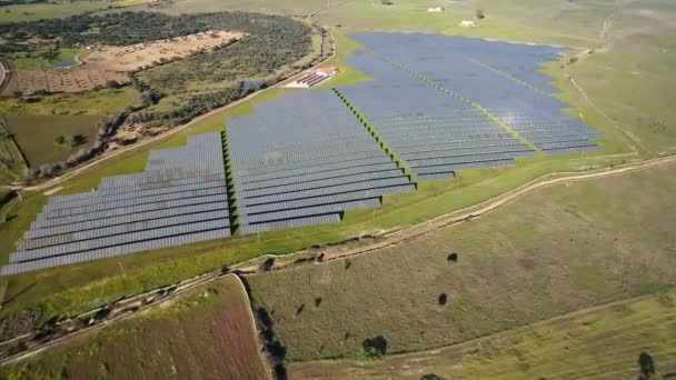 Vista aérea de la granja solar con células de luz solar para producir electricidad renovable. Concepto de ahorro energético y fuentes alternativas de energía en España y Europa — Vídeo de stock