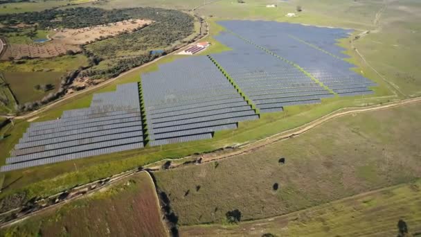 再生可能エネルギー発電のための太陽電池と太陽光発電所の空中トップビュー。スペインとヨーロッパの省エネルギーと代替電源の概念 — ストック動画