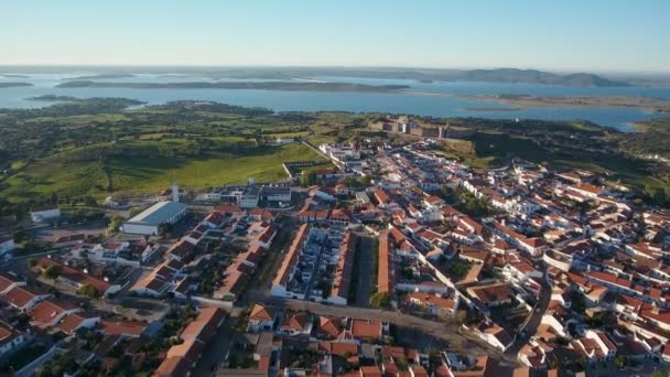 Havadan. Evora 'nın Mourao ilçesinden ve köyünden manzara. Portekiz. Alentejo 'da kulesi olan bir kale girişi. — Stok video