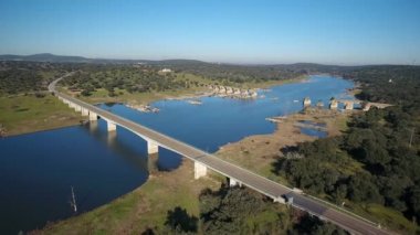 Elvas Portekiz ile Olivenza İspanya ve tarihi Ajuda Köprüsü arasındaki Guadiana sınır nehrinin havadan görünüşü. Terk edilmiş Ajuda Köprüsü insansız hava aracı görüntüsü yok edildi